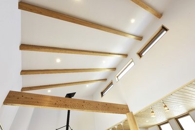 天井側の明かり窓から注がれる光がLDKを包み込みます。