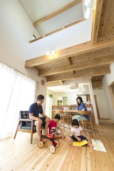 2階にいても家族の気配が伝わる吹き抜けを採用したリビング。休日、家族で過ごす時間がますます濃密に。