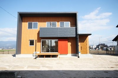 赤い戸袋が印象的な外観