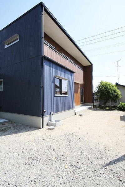 青とブラウンの二色でまとめられた外観