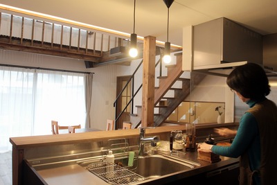 キッチンからリビングを望む。「家で過ごすのが楽しい!家がスタバな気分」と語る奥様。