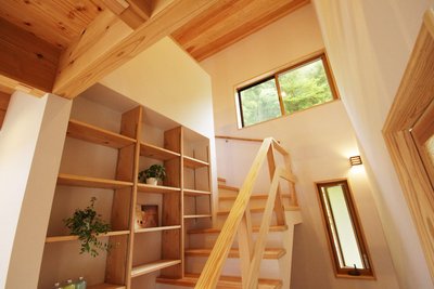 階段に本棚を設置。階段を机にしたり、椅子にしたり・・読書を楽しめる空間としても活用します。