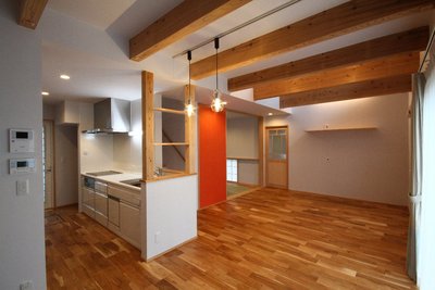 1階床は落ち着いた雰囲気のオークの無垢材