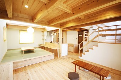 小上がりの和ダイニング。食後はゴロンとくつろげます。