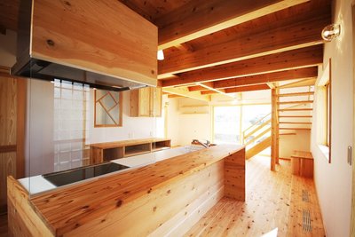 キッチン廻りは杉材で造作。キッチン背面は採光も考えた長時間キッチンに立つ奥様にとって快適なキッチン廻りです。