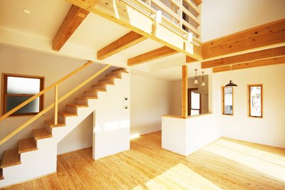 LDKは全てが南に面した間取りになっており光のたっぷり入る、自然と家族が集まる明るい空間です。