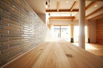 キッチン前のカウンターは落ち着いた色のタイル貼りに。