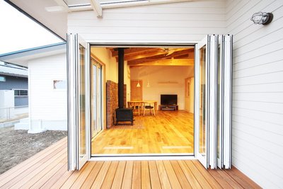 ウッドデッキとリビングの床の高さを合わせることにより、外部との一体感をつくりだしています。