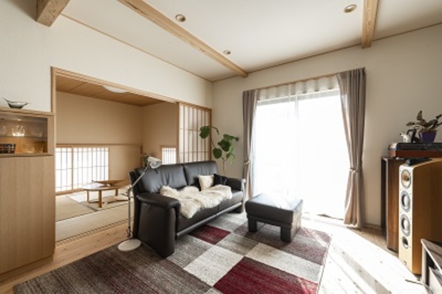 リビングにはこだわりのオーディオがあり、休日はジャズを聞きながらリラックス。