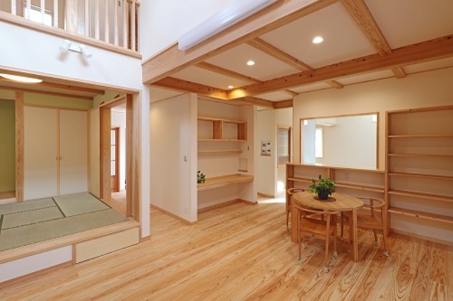 吹き抜けから明るい光が差し込むリビング。