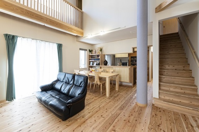 ダイニングは6人掛けのテーブルセットも余裕で置ける広さ。カウンター横には家族みんなの本棚も設置