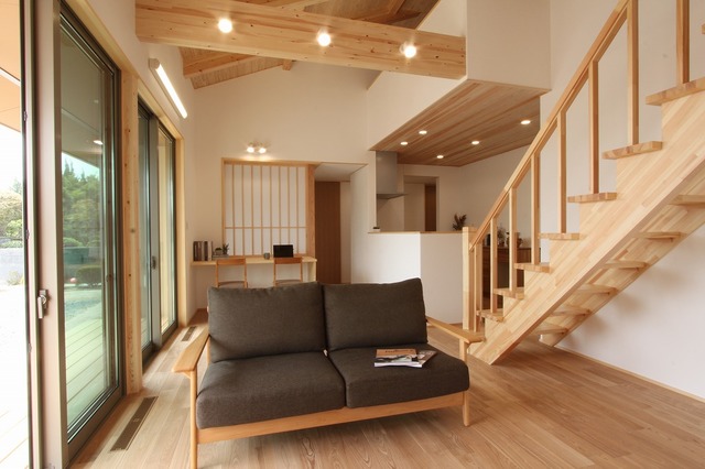 平屋の暮らしながら、階段でアクセスできるロフトを設け来客時の就寝場所も確保。