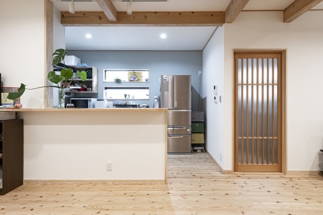 爽やかなアクセントクロスのキッチン。手入れがしやすいホーローのシステムキッチンや大型の食洗器など、効率よく家事ができる設備を取り入れています