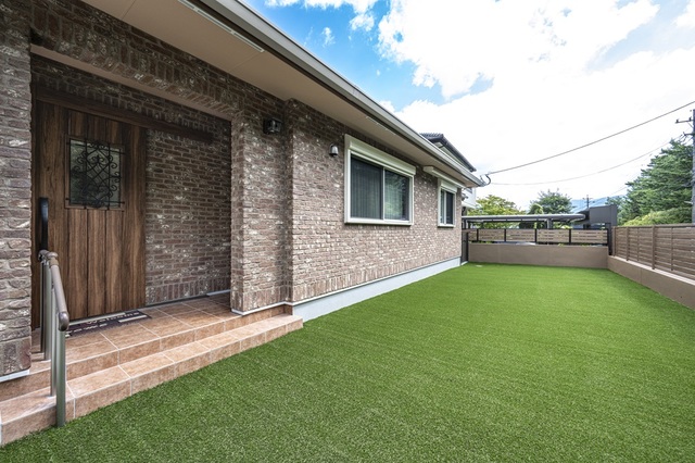 外壁にはこだわりの輸入レンガを貼っています。本物の質感がなんとも言えない雰囲気を醸し出しています。
窓には、電動シャッターと電動のオーニングをつけ、庭に日陰スペースを確保しています。