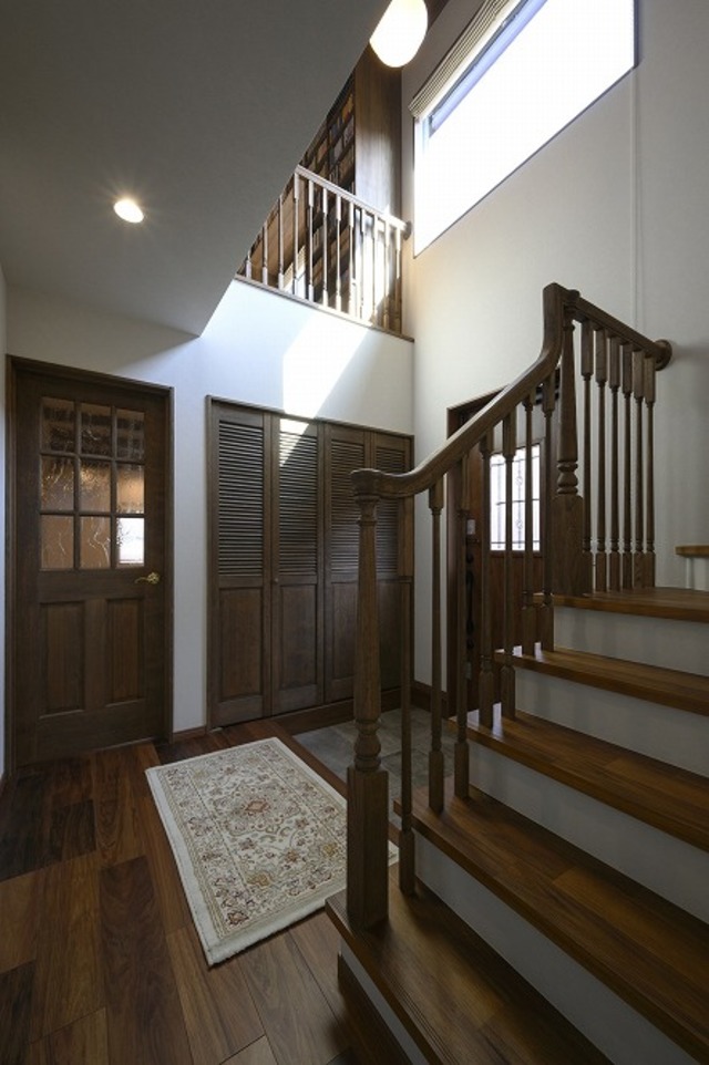 玄関は吹き抜けで、2階のFIX窓から入る光で明るさを確保。
戸建てを建てる理由になったほど憧れのあった木製の階段手すり。お施主様の思い描いたものが完成しました。