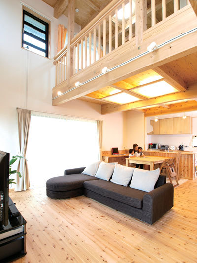 吹抜けを通じて部屋の隅々まで光が届く、開放感いっぱいの明るいLDK