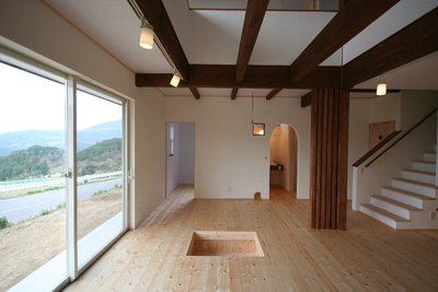 掘りゴタツ式のリビングには家族皆が集まります