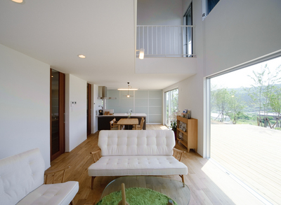 デッキに続く大空間のLDK。