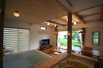 キッチンカウンターの隣には小上りの畳コーナー キッチンカウンターの隣には小上りの畳コーナー