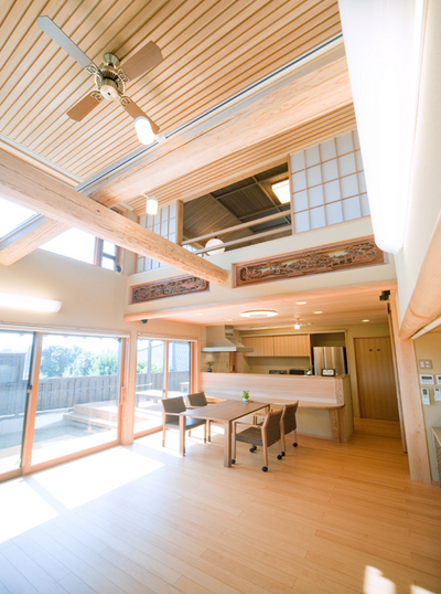 風を感じられるリビング。
欄間はご実家から受け継いだもの。