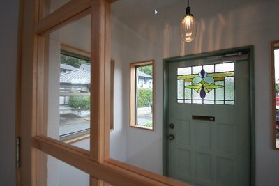 玄関には鮮やかな色のステンドグラスをはめ込みました