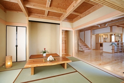 建具を引き込み、リビングとひとつながりの空間となる和室。