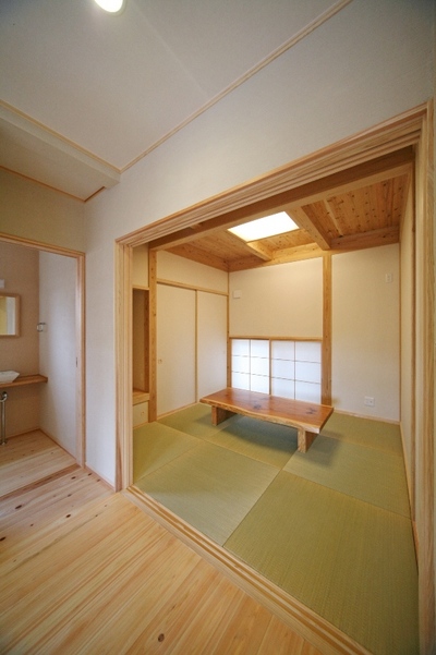 和室。リビングの奥にあり、落ち着いた雰囲気。照明も造作です。