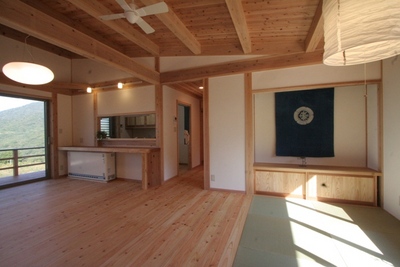 リビングの一角には畳コーナーがあります。ゆっくり寛ぐ日本の文化
