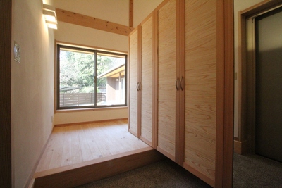 広々とした玄関にたくさん入る玄関収納。リビングとの間にワンクッション 広々とした玄関にたくさん入る玄関収納。リビングとの間にワンクッション