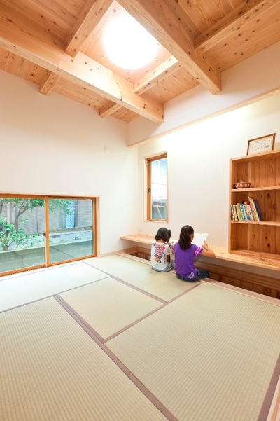 和室。リビングにつづく和室には壁に造り付けのカウンター机を設置。足元は掘りごたつ式で座りやすい。子どもたちが宿題をする姿がキッチンからもよく見える。 和室。リビングにつづく和室には壁に造り付けのカウンター机を設置。足元は掘りごたつ式で座りやすい。子どもたちが宿題をする姿がキッチンからもよく見える。