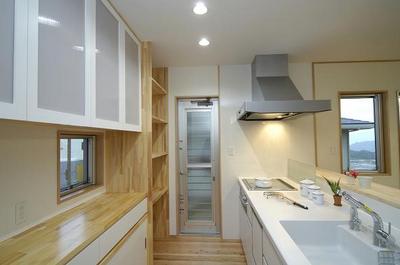 キッチン背面の食器棚はオリジナル。