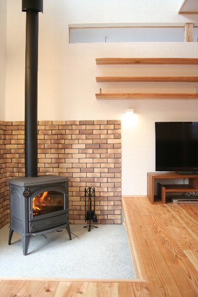 リビングの土間には薪ストーブ