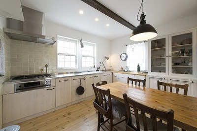 　キッチンは天板をステンレスにし、L型に造作しました。
　窓に面した明るいキッチン、L型になるように、造作の収納を作り、カップボードも造作しました。