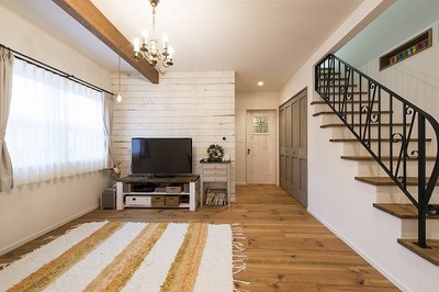 　２間続きの和室をなくしてひとつの空間にし、リビング階段としました。正面の板貼りのような壁は輸入クロスを貼りました。　