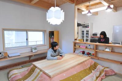 和ダイニングはお二人のお気に入りの場所!窓際の造作カウンターは、将来お子様と宿題をするスペースだとか。 和ダイニングはお二人のお気に入りの場所!窓際の造作カウンターは、将来お子様と宿題をするスペースだとか。