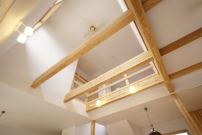 吹き抜けには大きな窓があり、柔らかな光が射し込みます 吹き抜けには大きな窓があり、柔らかな光が射し込みます