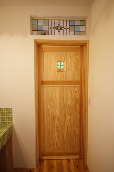 クローバーのガラスを埋め込んだ造作建具。お洒落なステンドグラスはT様が探して来られました♪