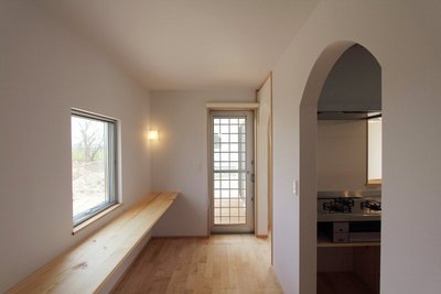 キッチン横の家事室。パントリーやウッドデッキにも繋がっていて便利です キッチン横の家事室。パントリーやウッドデッキにも繋がっていて便利です