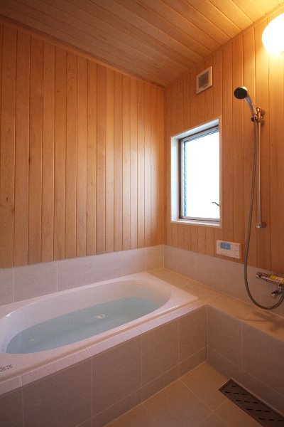 木の良い香りに満たされた浴室。ヒバ特有の殺菌作用でカビが発生しにくいです☆ 木の良い香りに満たされた浴室。ヒバ特有の殺菌作用でカビが発生しにくいです☆