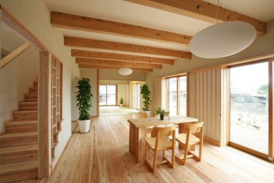 北向きでも十分に明るいリビング。大開口のリビングの窓には、カーテンではなく障子の引戸。閉めてもなお柔らかな陽の光を感じることができます。