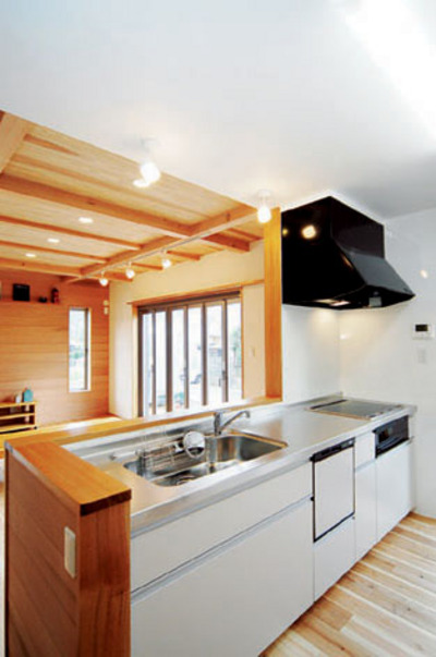 対面キッチンからは、リビングの様子も、庭も眺められて、奥様お気に入りの場所です。 対面キッチンからは、リビングの様子も、庭も眺められて、奥様お気に入りの場所です。