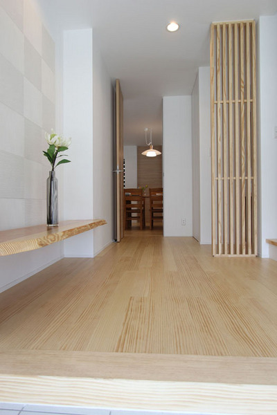 扉を開けると、シューズクローク付きの広々空間。
一枚板の飾り棚は、時には腰掛けや荷物の仮置きスペースにもなります。