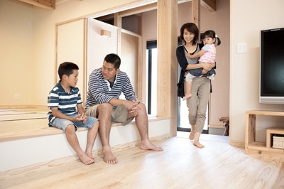 リビング横に設けた和室は一段高くして小上がり風に。 リビング横に設けた和室は一段高くして小上がり風に。