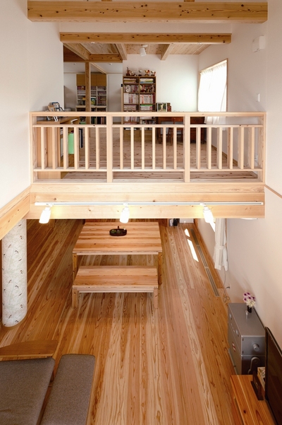 吹抜けを通じて家全体がひと続きの空間に。2階に居てもリビングの様子が伝わってきて、家族みんなの息吹を感じることができます。