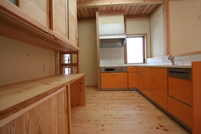 広々としたキッチンに収納力抜群の作りつけ食器棚