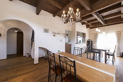 室内は落ち着いた雰囲気になっています。床材はフランス産の幅広パイン材で重厚感がある。アイアンや白い壁材との相性も抜群です。