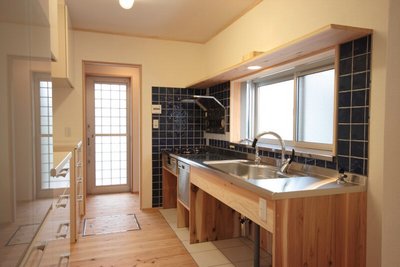 オリジナル造作キッチン。壁付けの換気扇…憧れます♪