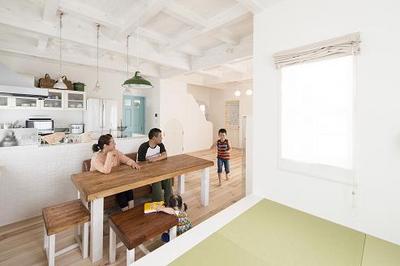 ダイニングの横には3帖畳敷きの小上がりスペース。
小さなお子さんのお昼寝や遊びのスペースとして大活躍。
料理をしながら子供達の様子を見守ることができるのもうれしい。 ダイニングの横には3帖畳敷きの小上がりスペース。
小さなお子さんのお昼寝や遊びのスペースとして大活躍。
料理をしながら子供達の様子を見守ることができるのもうれしい。