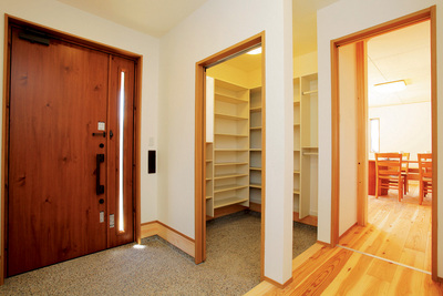 広々したシューズクローク。