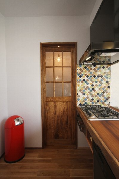 キッチン横の壁のタイルとガスコンロがレトロな雰囲気を漂わせてくれます。